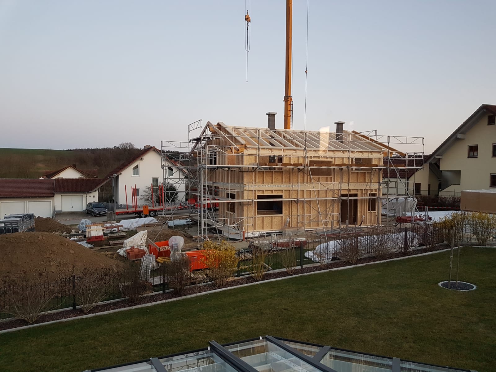 Doppelhaus in Holzrahmenbau gefertigt von der Zimmerei Rottenwöhrer.