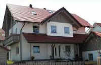 Einfamilienhaus in Holzrahmenbau gefertigt, mit versetzten Ebenen und Einliegerwohnung. Gefertigt von der Zimmerei Rottenwöhrer.